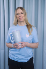 Grosser, wiederverwendbarer Trinkbecher in einem dezenten Hellblau („Frost“) mit transparentem Deckel und einklappbarem Silikonstrohhalm. Fassungsvermögen 1,12 Liter. Silikonboden für geräuschloses Abstellen. Ideal für unterwegs – hält Getränke lange warm oder kalt. 