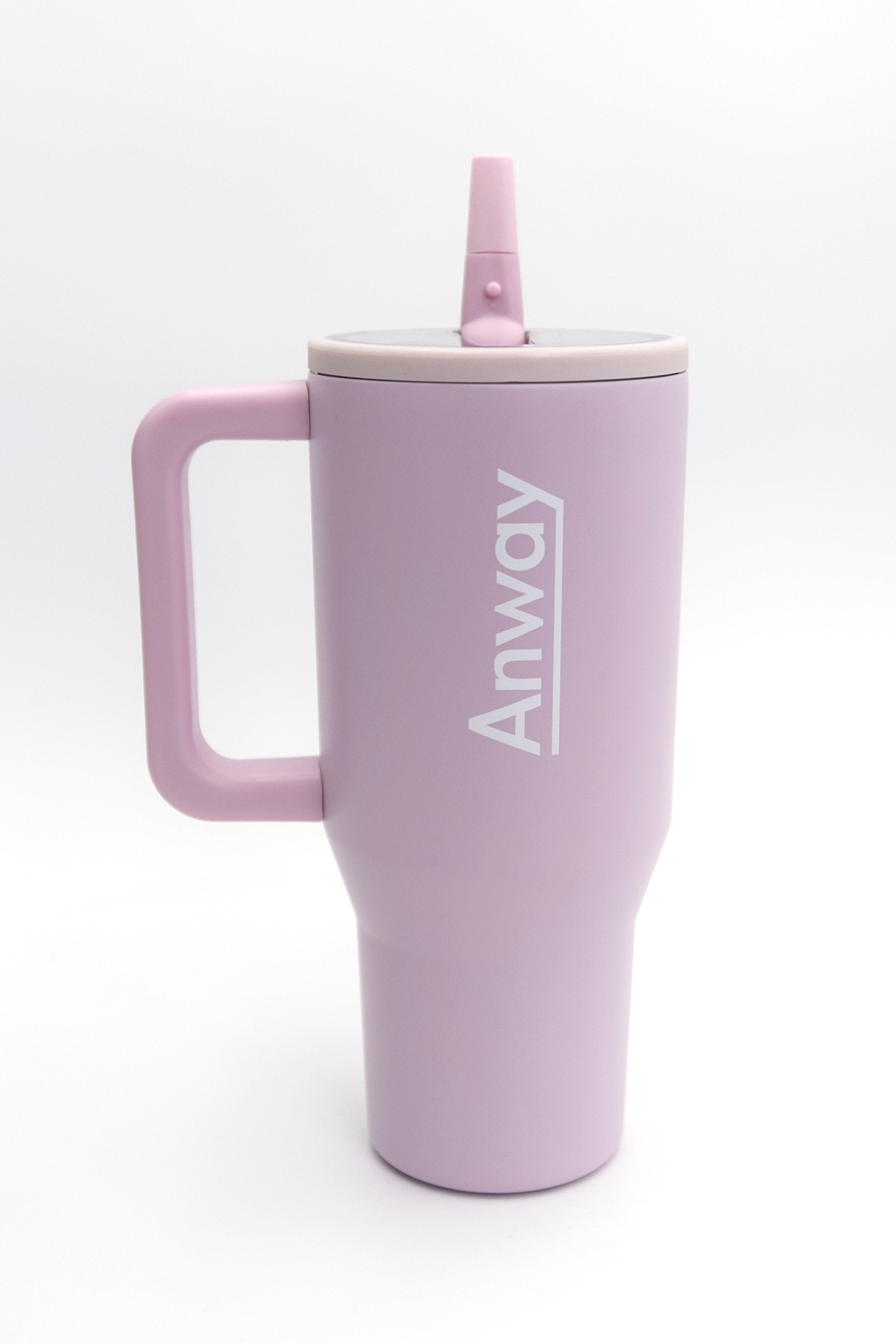 Grosser, wiederverwendbarer Trinkbecher in zartem Rosa („Pink Sand“) mit transparentem Deckel und einklappbarem Silikonstrohhalm. Fassungsvermögen 1,12 Liter. Silikonboden für geräuschloses Abstellen. Ideal für unterwegs – hält Getränke lange warm oder kalt. 