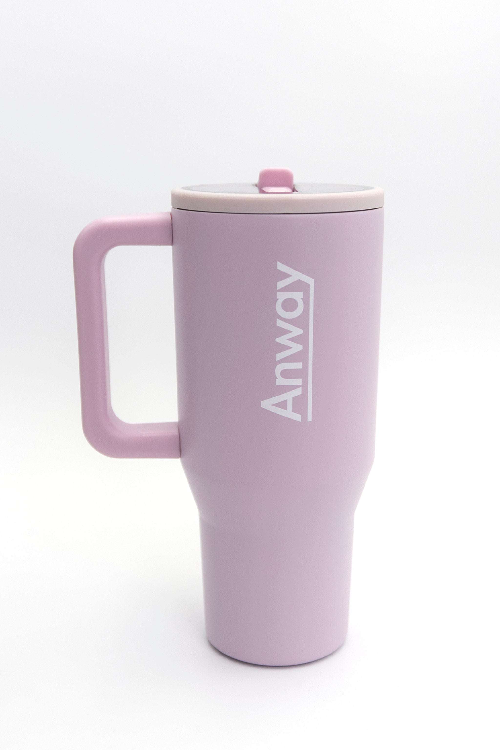 Grosser, wiederverwendbarer Trinkbecher in zartem Rosa („Pink Sand“) mit transparentem Deckel und einklappbarem Silikonstrohhalm. Fassungsvermögen 1,12 Liter. Silikonboden für geräuschloses Abstellen. Ideal für unterwegs – hält Getränke lange warm oder kalt. 