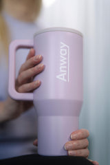 Grosser, wiederverwendbarer Trinkbecher in zartem Rosa („Pink Sand“) mit transparentem Deckel und einklappbarem Silikonstrohhalm. Fassungsvermögen 1,12 Liter. Silikonboden für geräuschloses Abstellen. Ideal für unterwegs – hält Getränke lange warm oder kalt. 