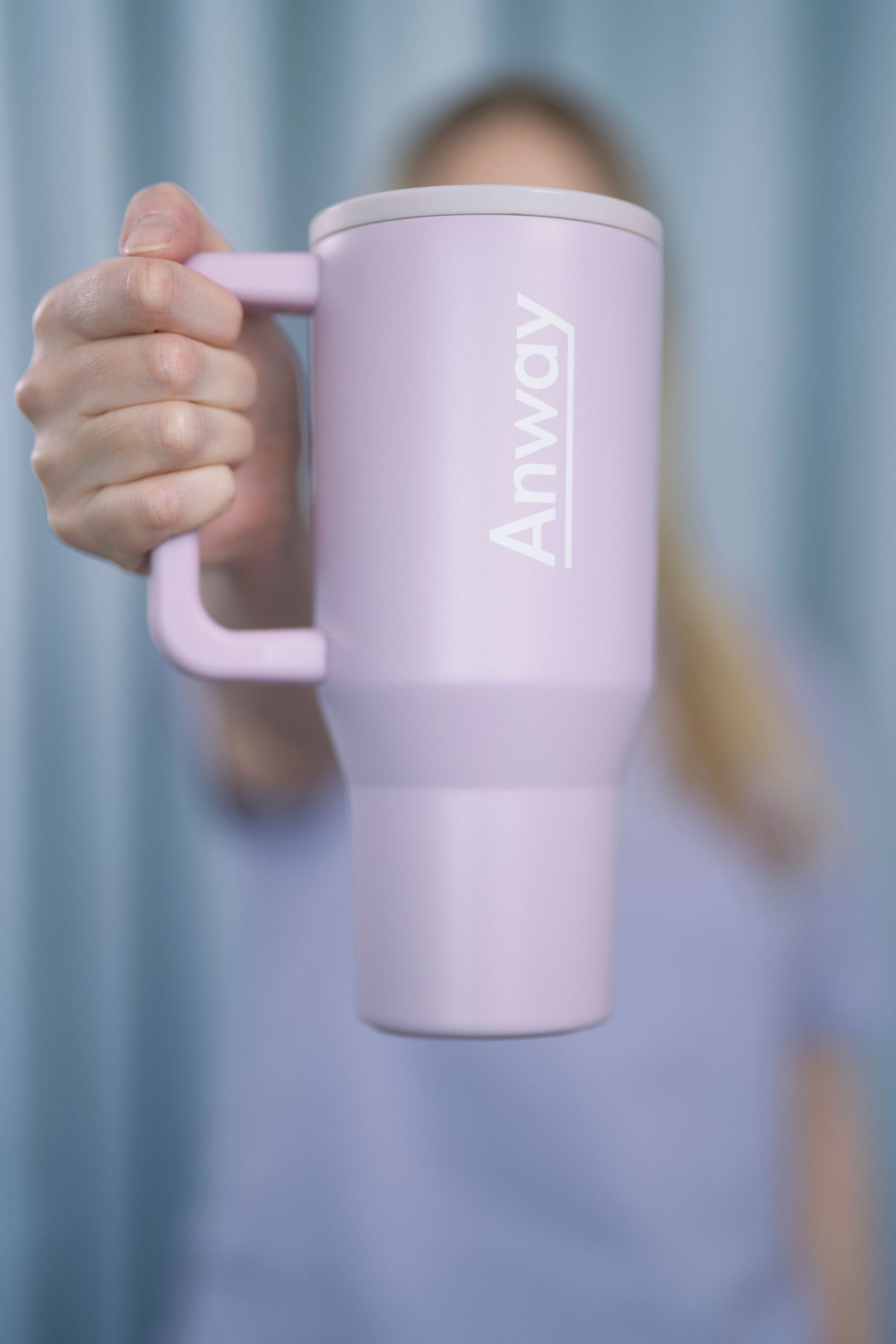 Grosser, wiederverwendbarer Trinkbecher in zartem Rosa („Pink Sand“) mit transparentem Deckel und einklappbarem Silikonstrohhalm. Fassungsvermögen 1,12 Liter. Silikonboden für geräuschloses Abstellen. Ideal für unterwegs – hält Getränke lange warm oder kalt. 