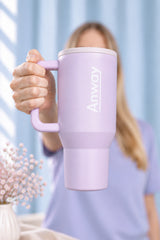 Trinkbecher in Pink Sand mit Henkel und Anway-Logo, in die Kamera gehalten – Nahaufnahme