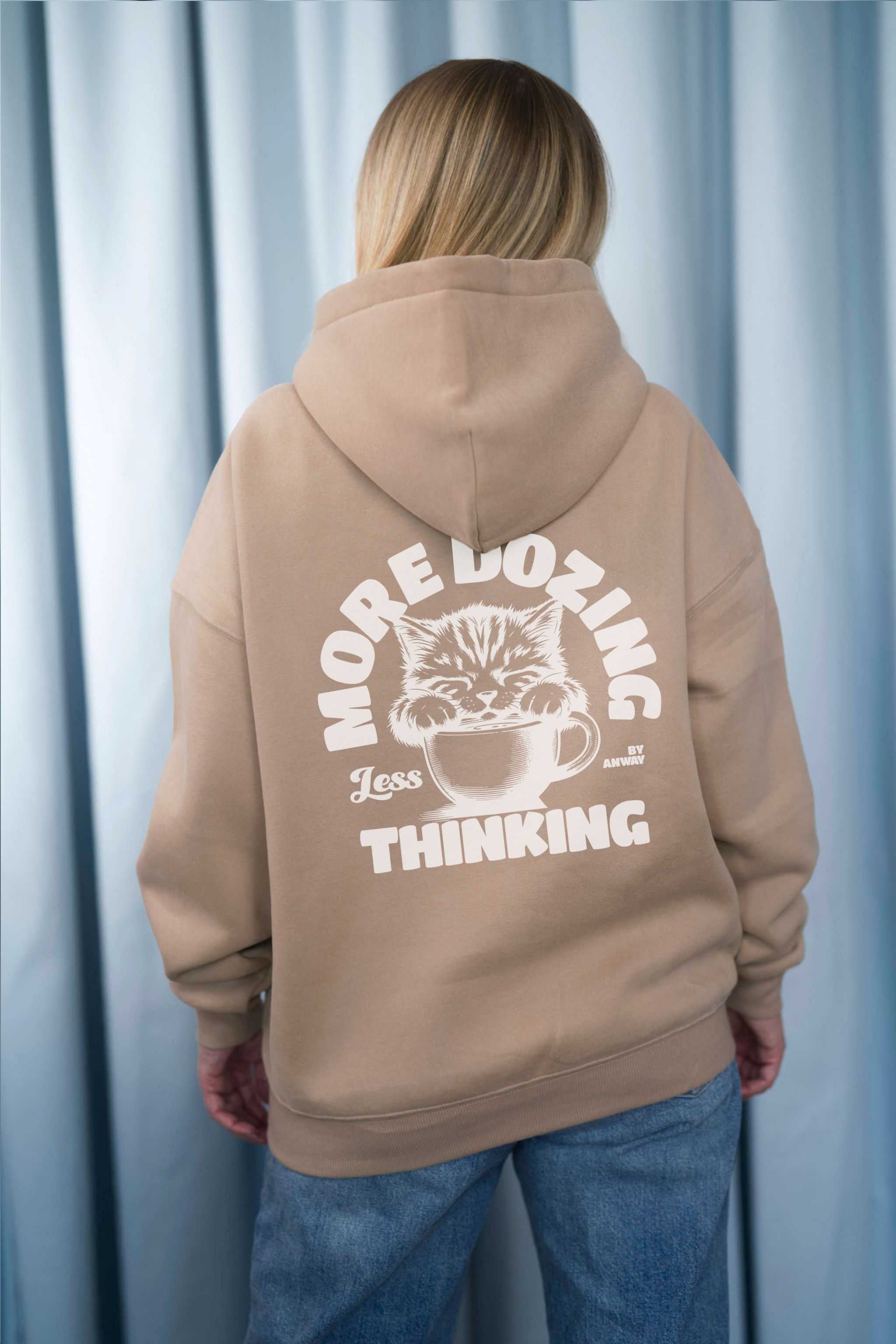 Moderner, oversized Unisex-Hoodie in Dark Beige aus kuschlig weicher Baumwolle mit einem Print auf der Rückseite.