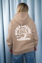 Moderner, oversized Unisex-Hoodie in Dark Beige aus kuschlig weicher Baumwolle mit einem Print auf der Rückseite.