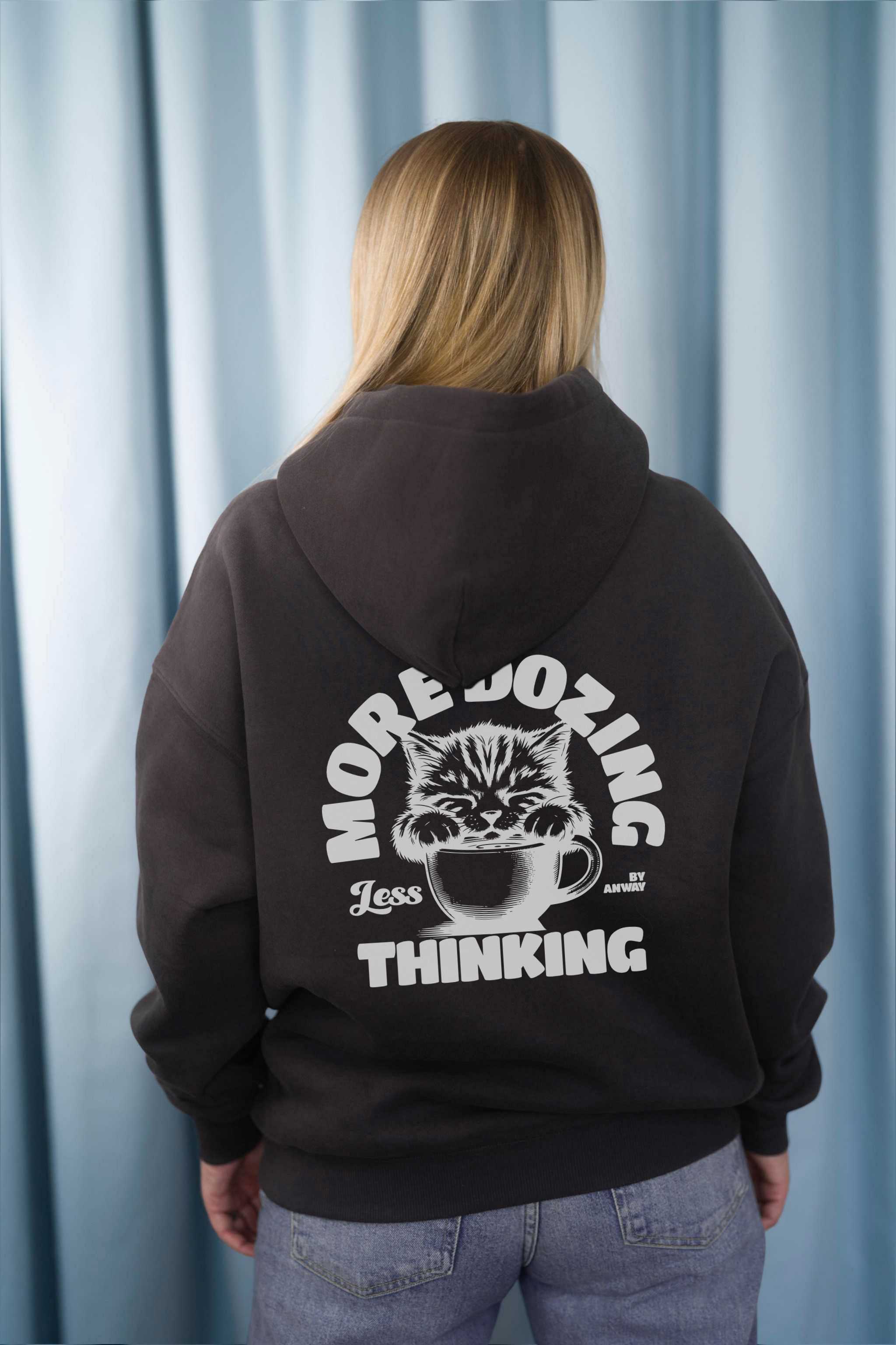 Moderner, oversized Unisex-Hoodie in Dark Gray aus kuschlig weicher Baumwolle mit einem weissen Print auf der Rückseite.
