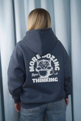 Moderner, oversized Unisex-Hoodie in Slate Blue aus kuschlig weicher Baumwolle mit einem weissen Print auf der Rückseite.