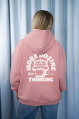 Moderner, oversized Unisex-Hoodie in Soft Coral aus kuschlig weicher Baumwolle mit einem Print auf der Rückseite.